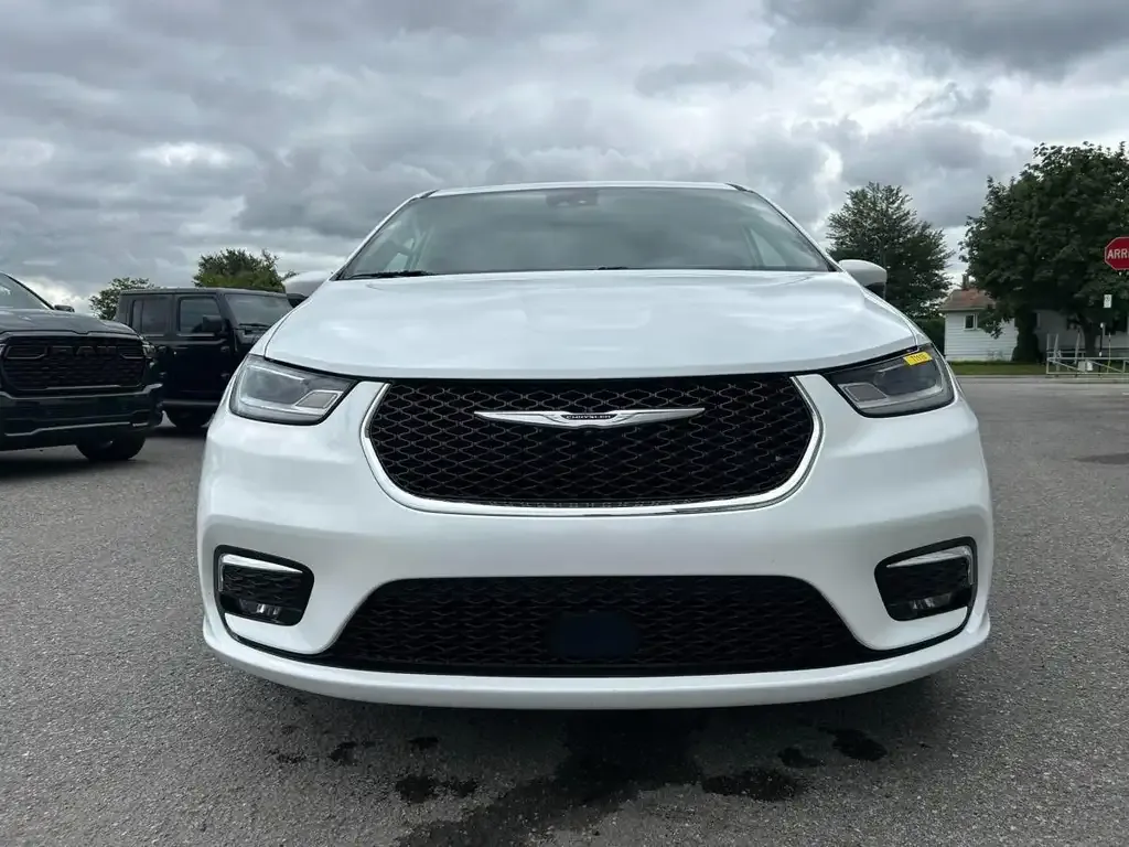 Chrysler Pacifica 2023 photo 2