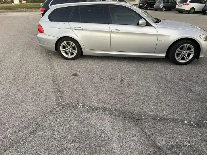 BMW 318 2009 photo 3