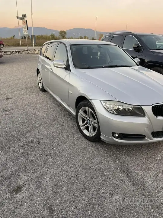 BMW 318 2009 photo 4