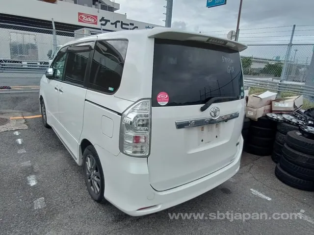 Toyota Voxy 2013 photo 3
