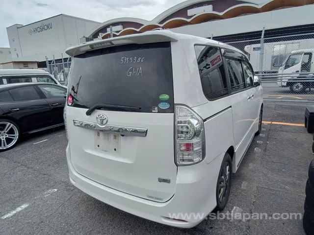 Toyota Voxy 2013 photo 4