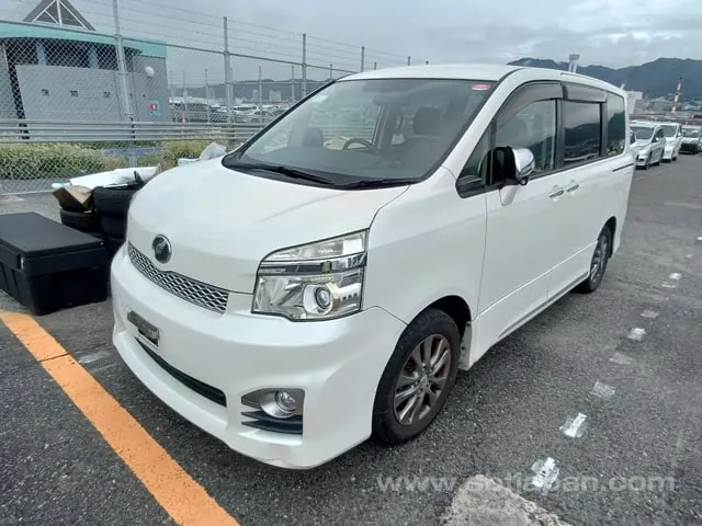 Toyota Voxy 2013 photo 2