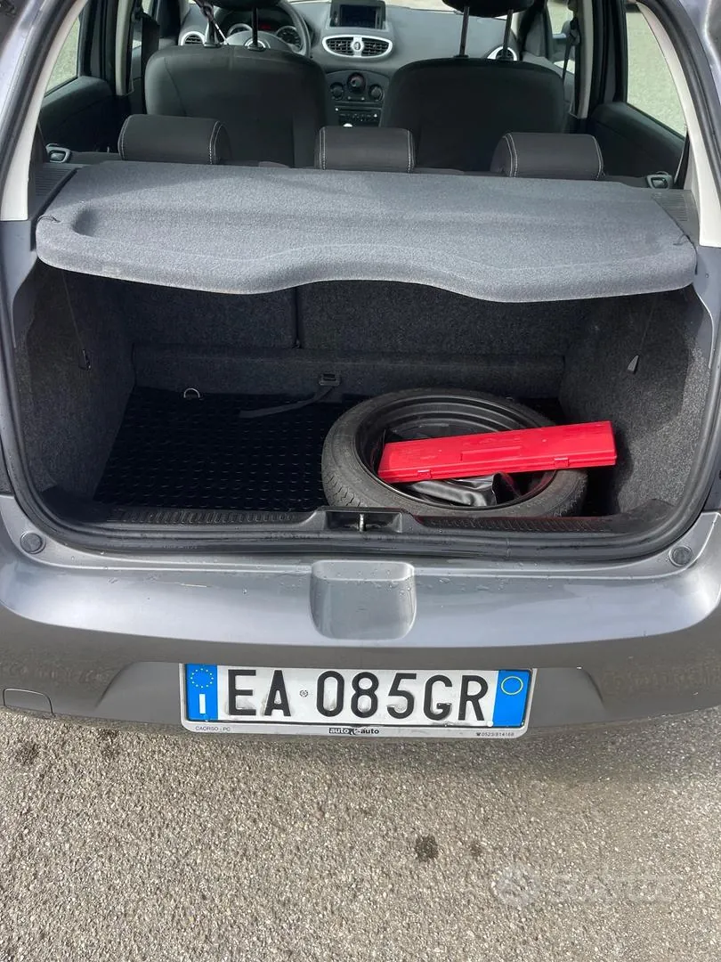 Renault Clio 2010 photo 2