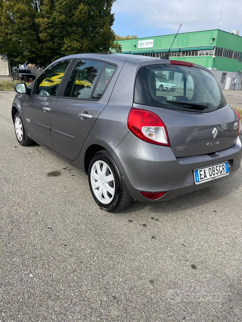 Renault Clio 2010 photo 4