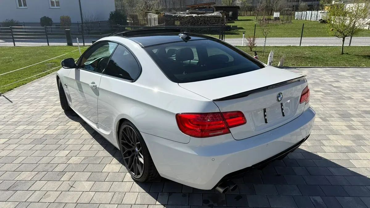 BMW 3 Series 2011 photo 3