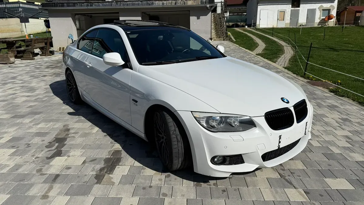BMW 3 Series 2011 photo 2