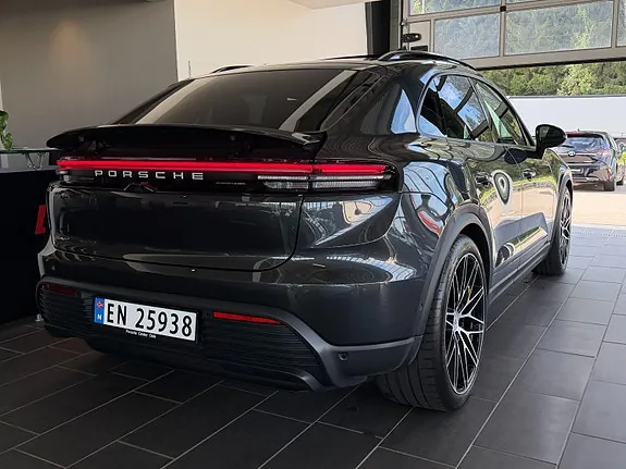 Porsche Macan 4 2025 photo 4