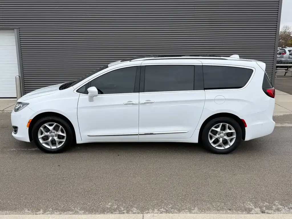 Chrysler Pacifica 2019 photo 2