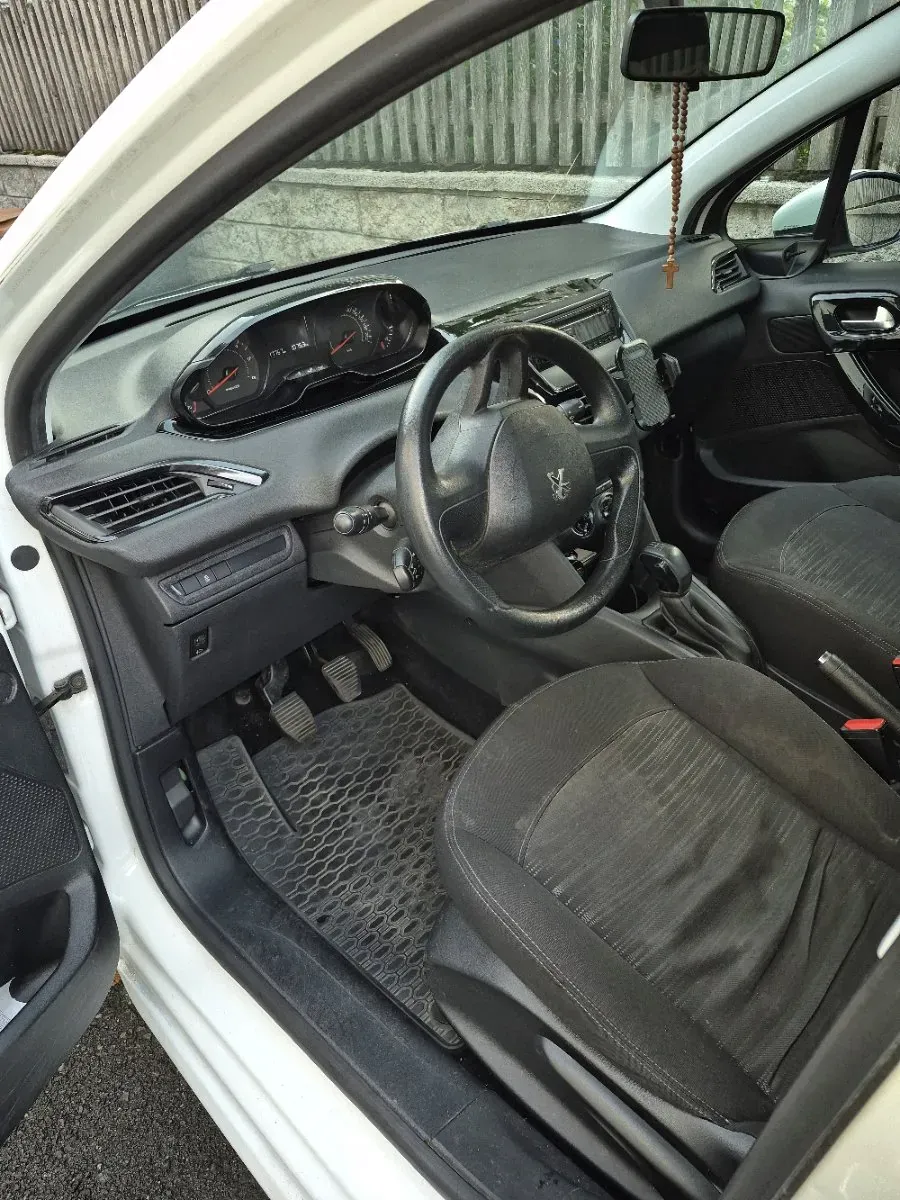 Peugeot 208 2012 photo 3