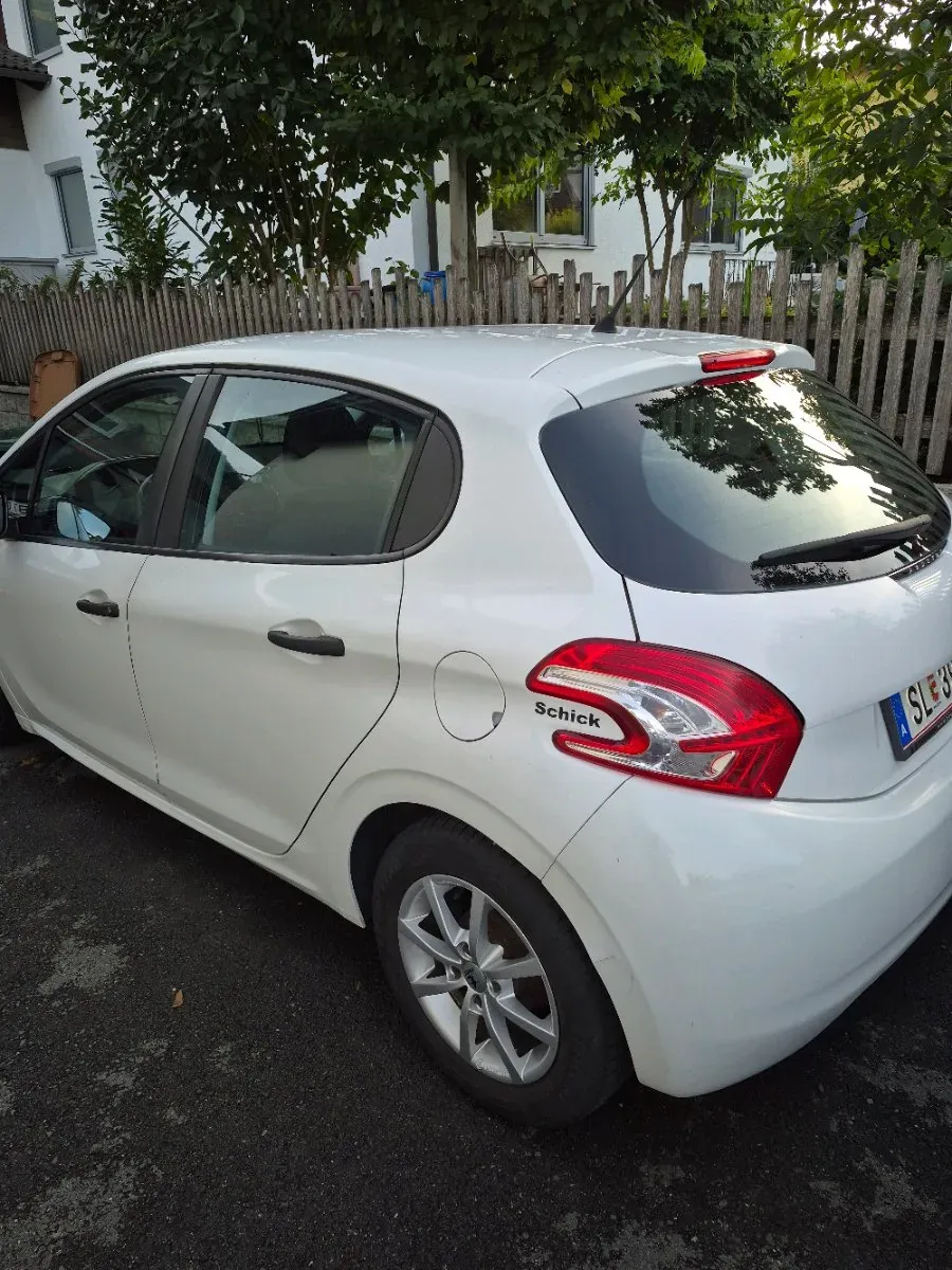 Peugeot 208 2012 photo 2