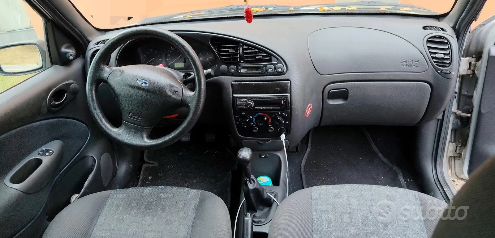 Ford Fiesta 2002 photo 2