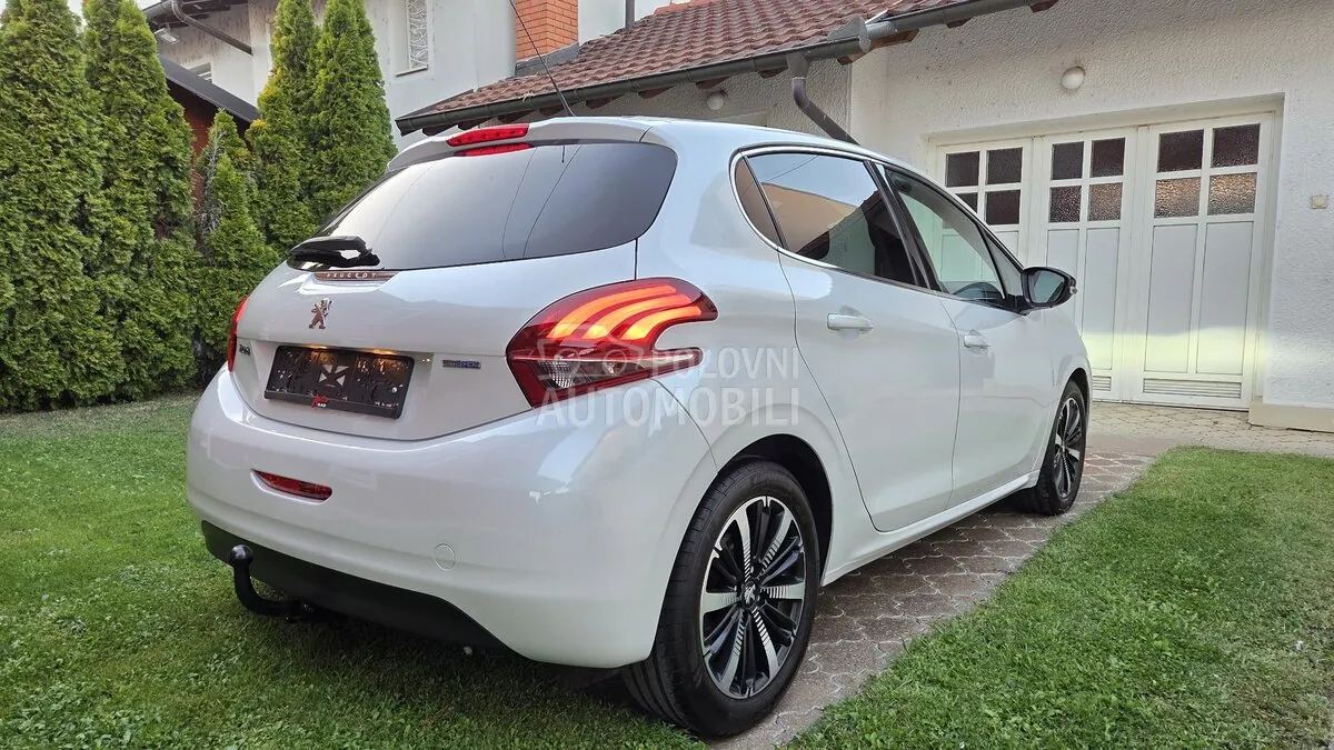 Peugeot 208 2015 photo 3