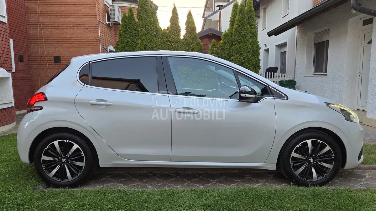 Peugeot 208 2015 photo 2