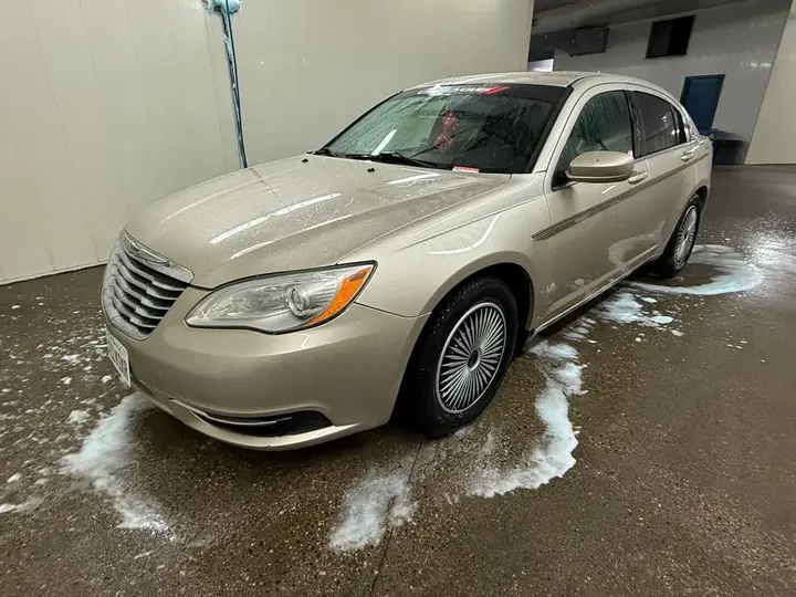 Chrysler 200 2014 photo 2