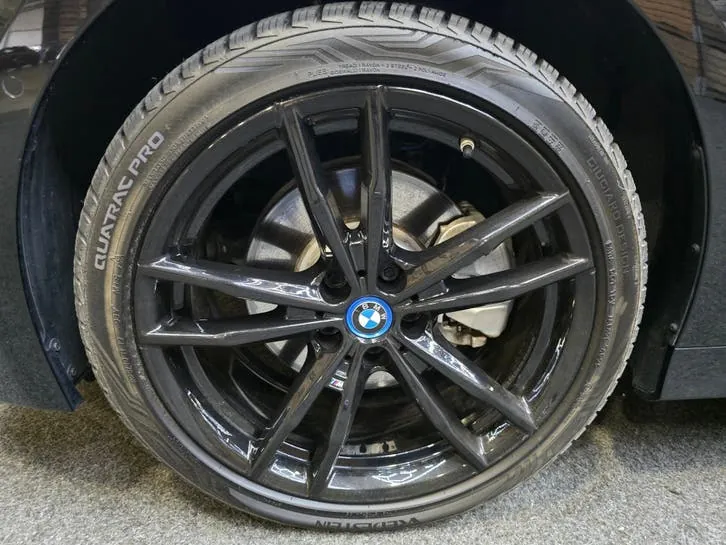 BMW 3 Series 2024 photo 2