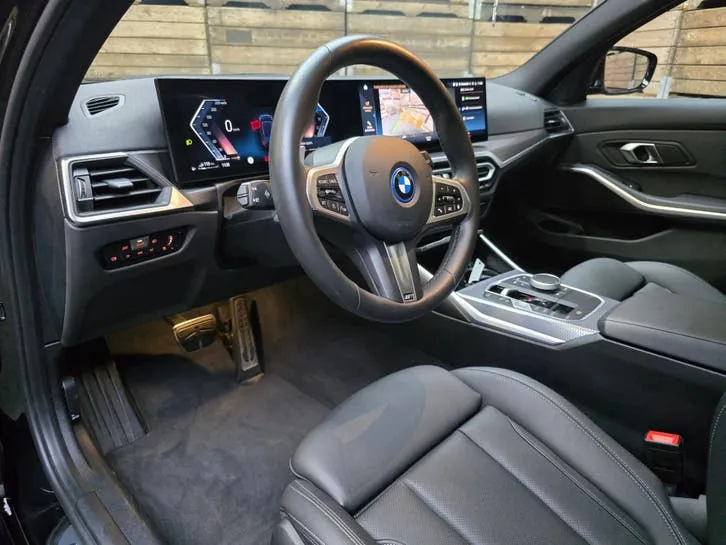 BMW 3 Series 2024 photo 3