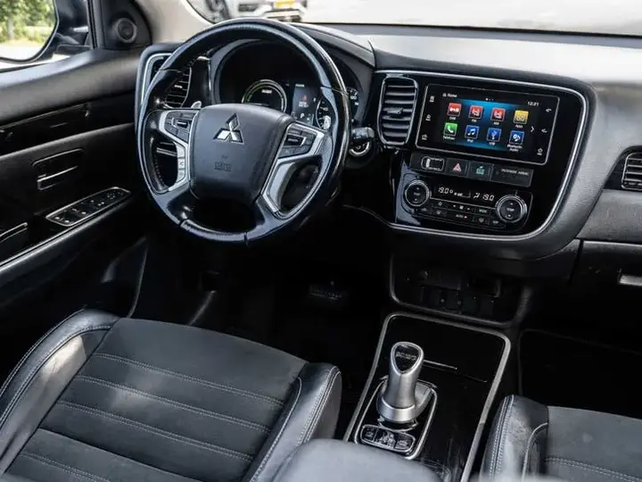 Mitsubishi Outlander 2018 photo 2