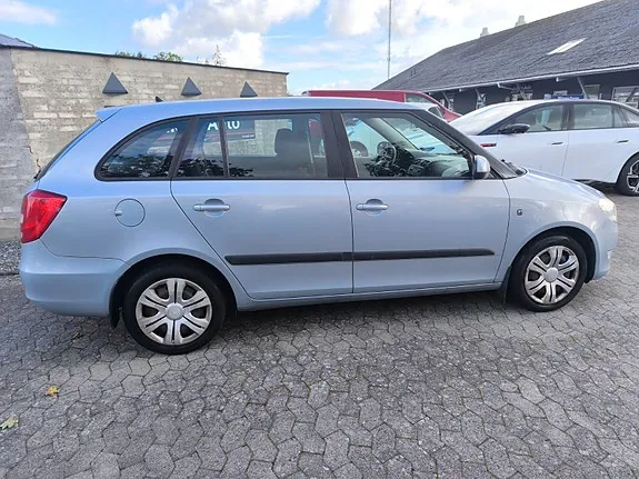 Skoda Fabia 2010 photo 5