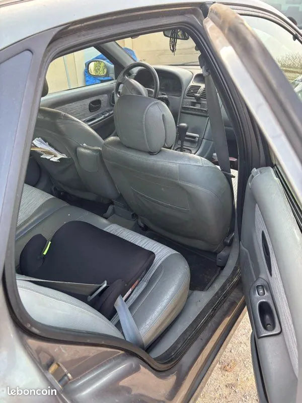 Renault Laguna 2000 photo 3