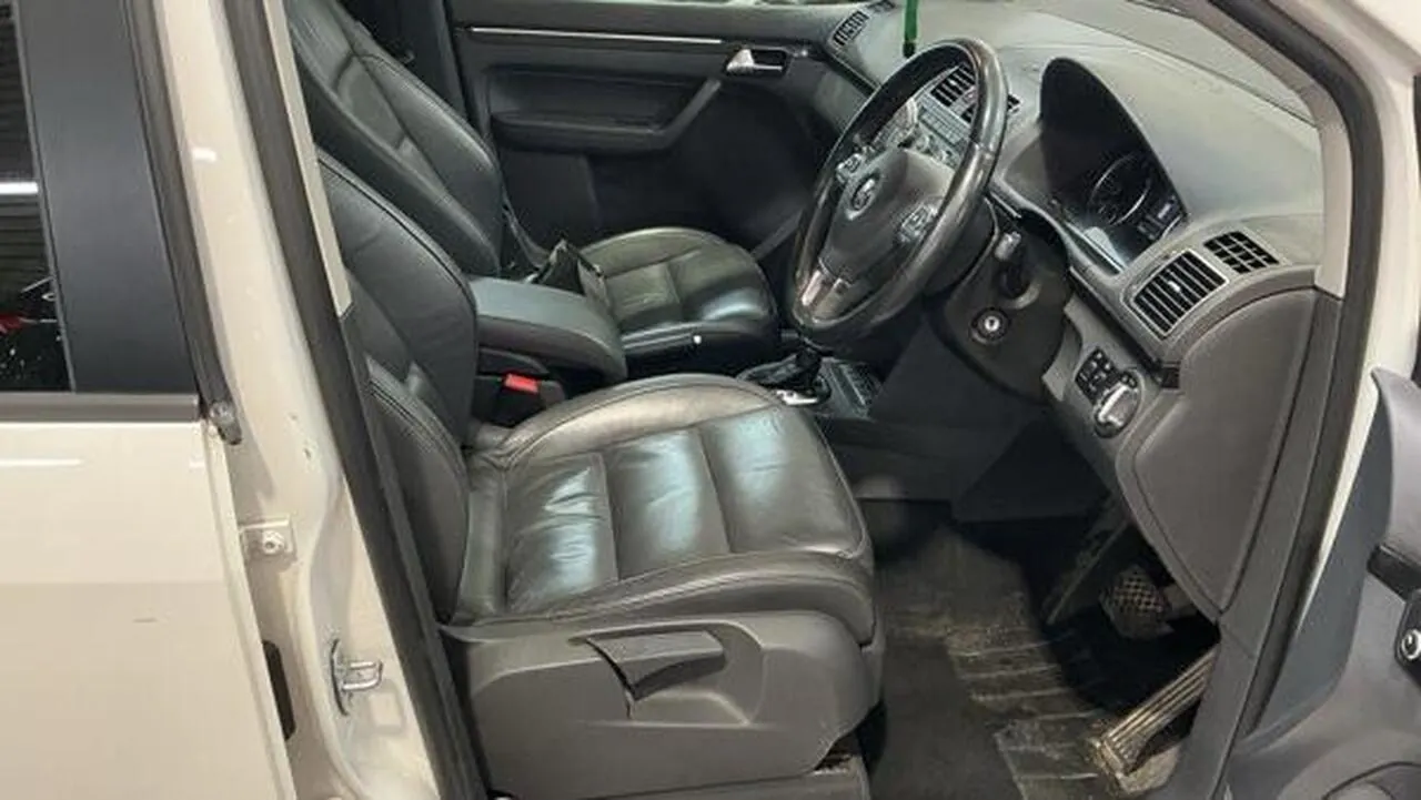 Volkswagen Touran 2013 photo 2