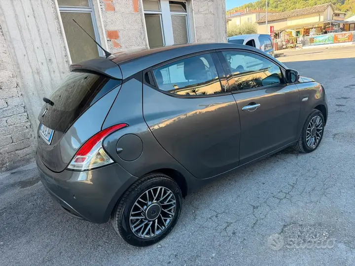 Lancia Ypsilon 2015 photo 2