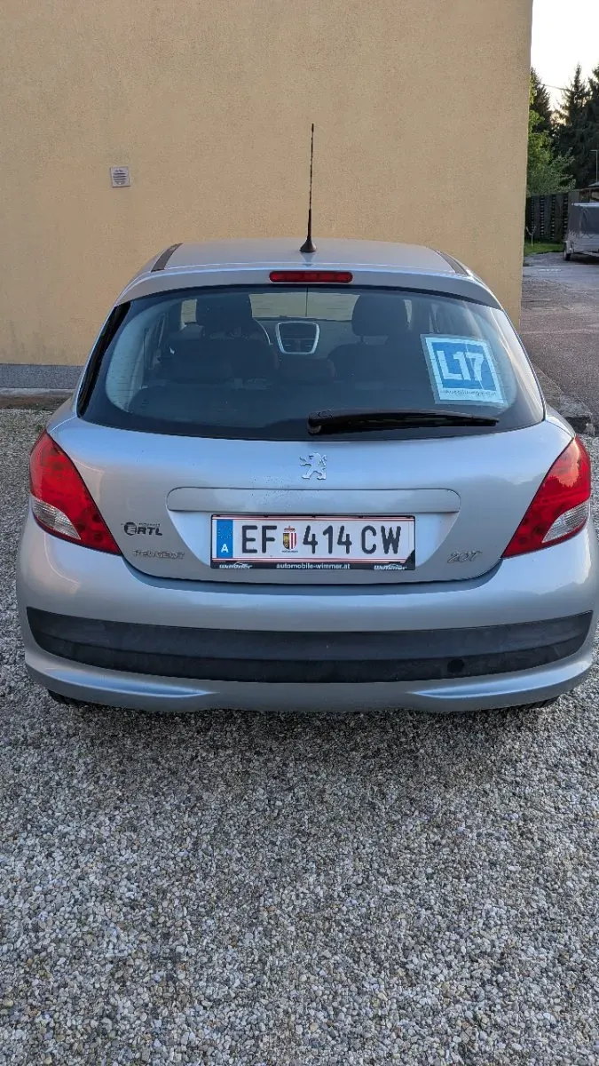 Peugeot 207 2010 photo 3