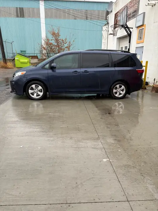 Toyota Sienna 2018 photo 2