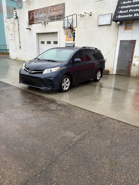 Toyota Sienna 2018 photo 3