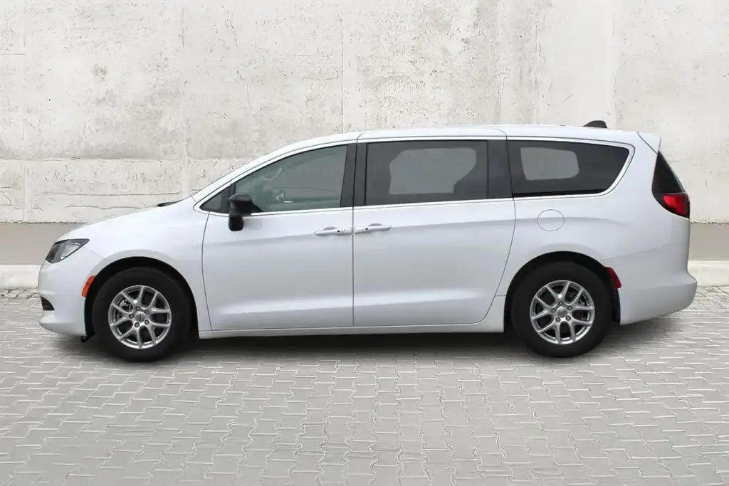 Chrysler Grand Caravan 2024 photo 3