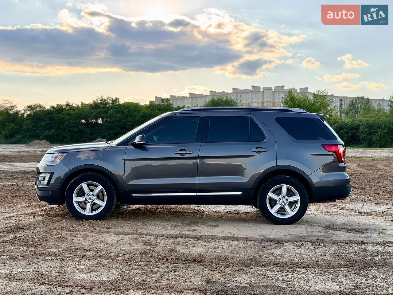 Ford Explorer 2015 photo 2
