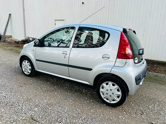 Peugeot 107 2008 photo 4