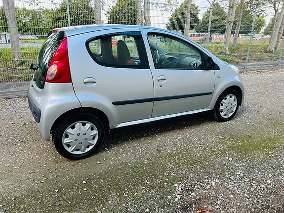 Peugeot 107 2008 photo 3