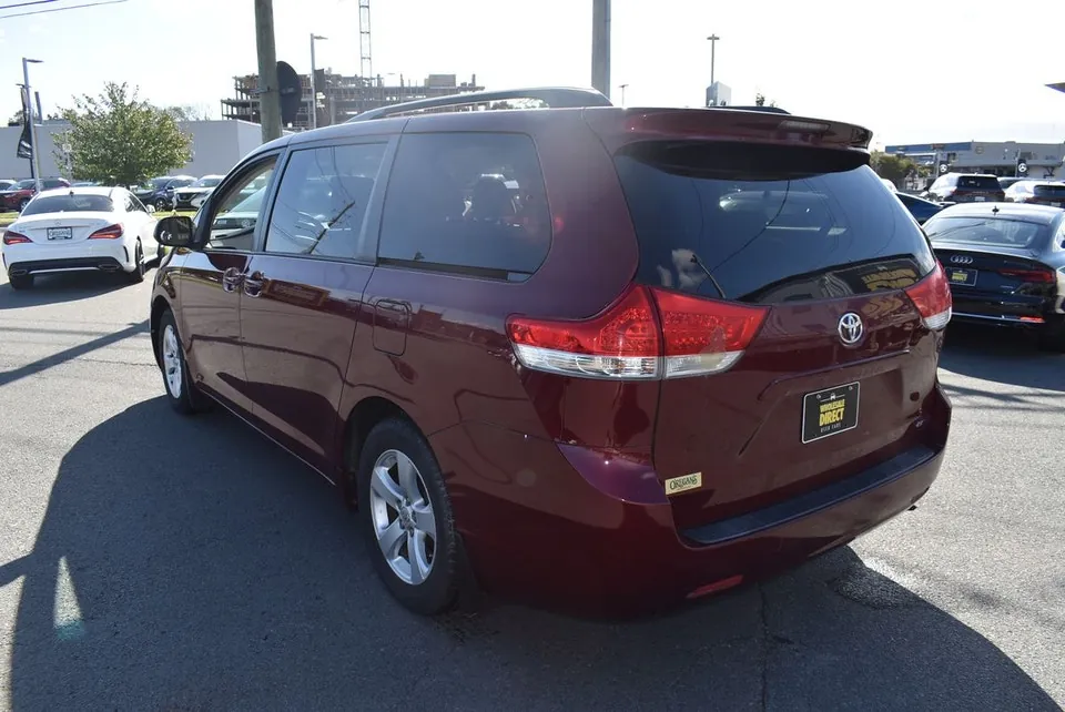 Toyota Sienna 2014 photo 3