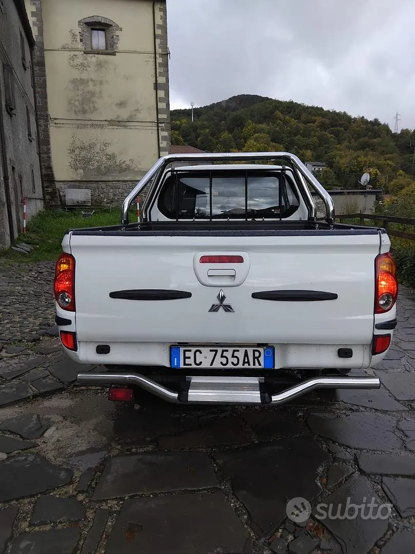 Mitsubishi L200 2010 photo 3