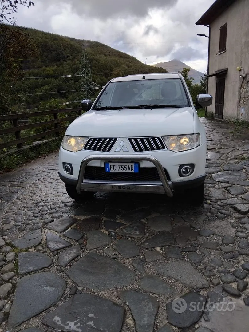 Mitsubishi L200 2010 photo 2