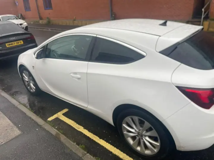 Vauxhall Astra 2012 photo 2