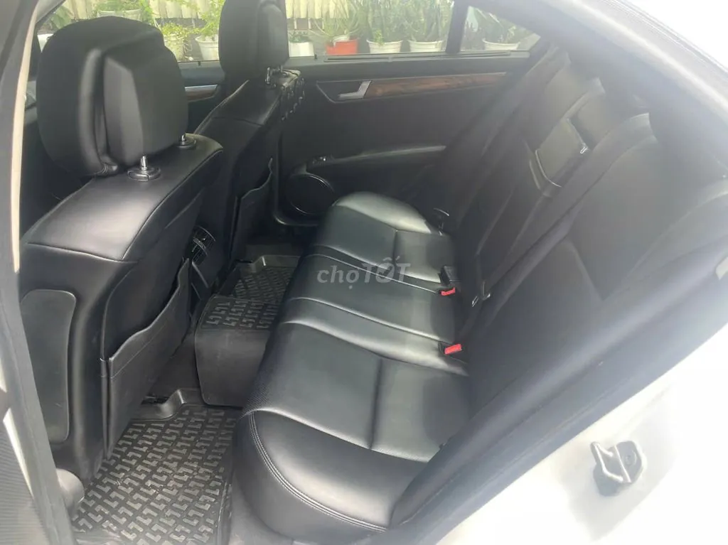 Mercedes-Benz C-Class 2011 photo 2