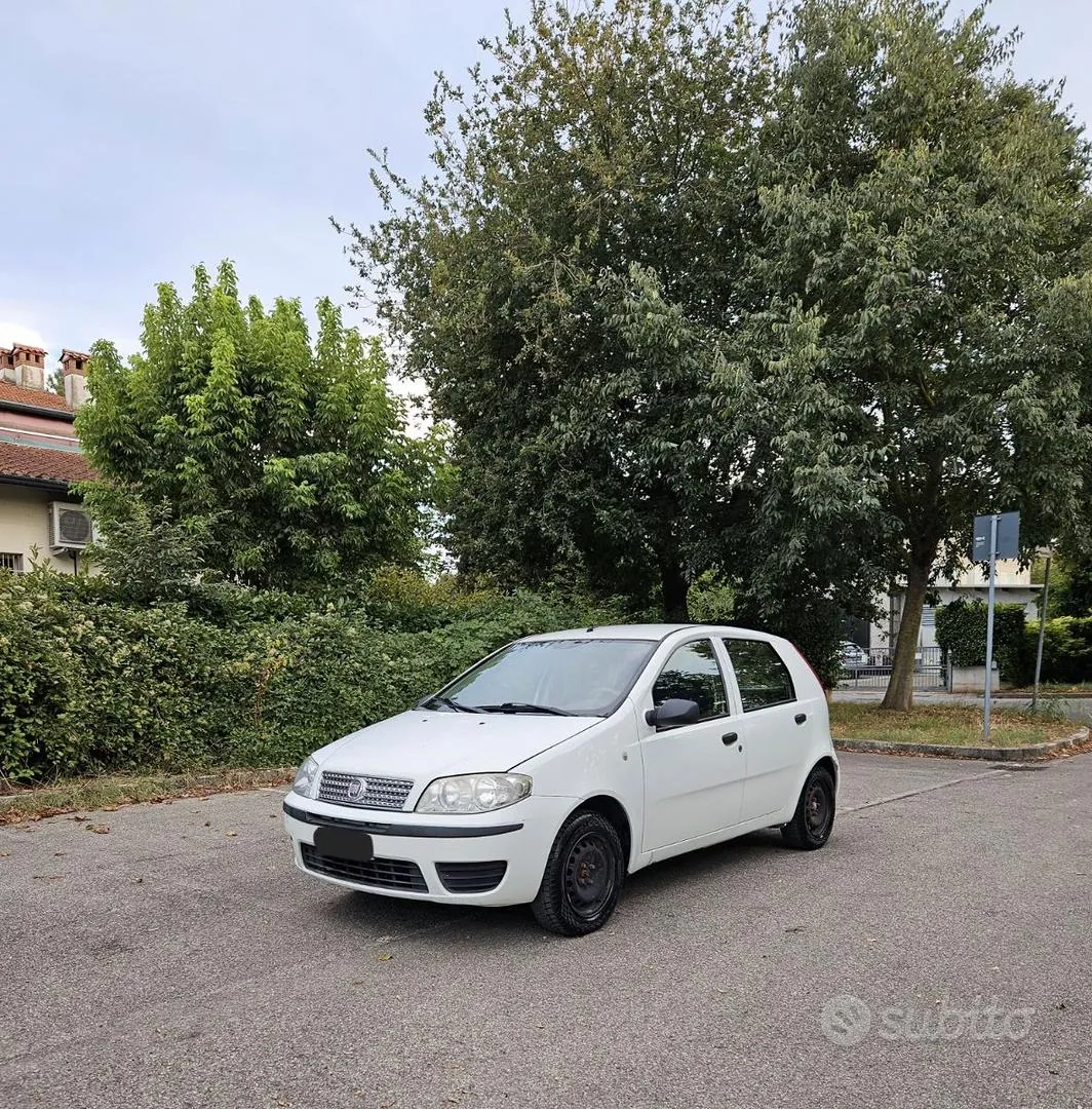 Fiat Punto 2011 photo 2
