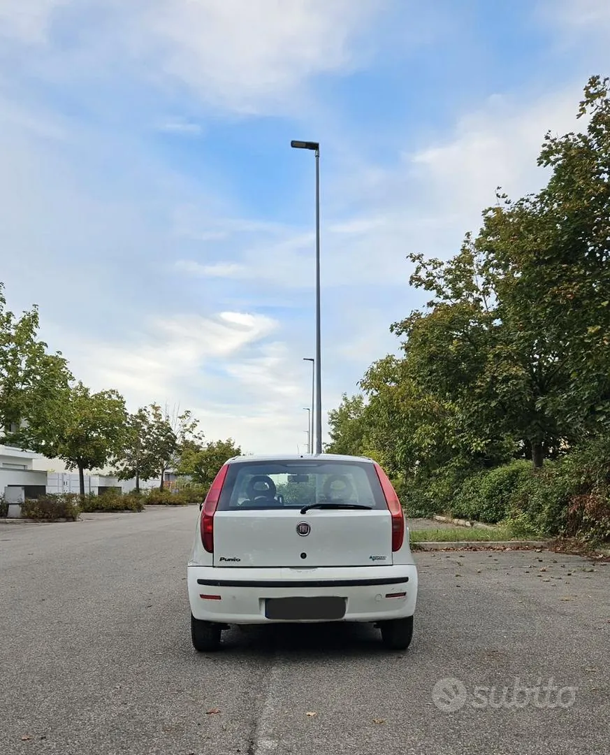 Fiat Punto 2011 photo 4