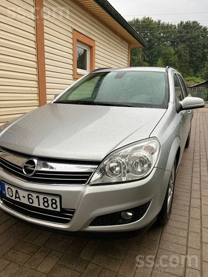Opel Astra 2009 photo 2