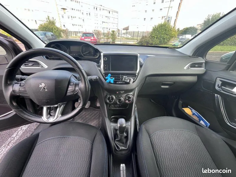 Peugeot 208 2018 photo 2