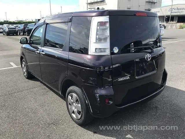 Toyota Sienta 2013 photo 5