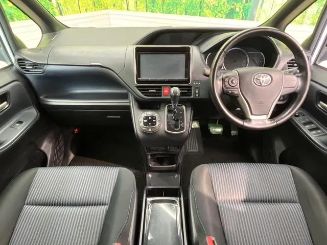 Toyota Voxy 2014 photo 2