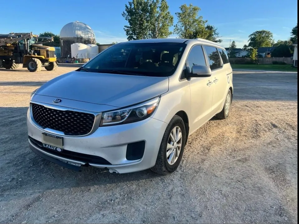 Kia Sedona 2017 photo 2