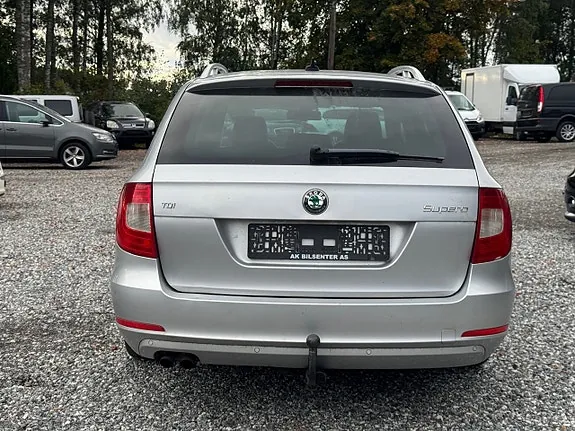 Skoda Superb 2012 photo 4