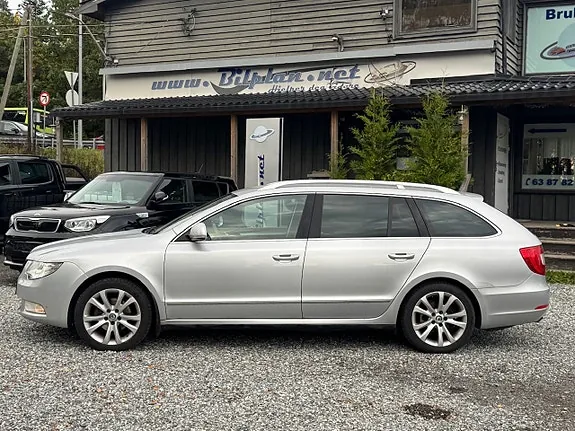 Skoda Superb 2012 photo 2