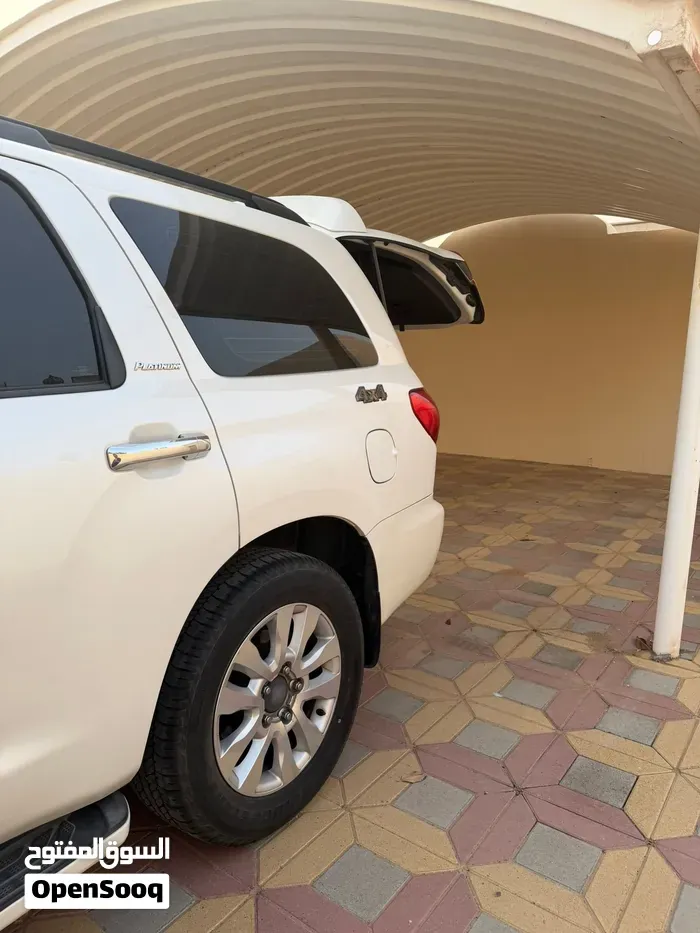 Toyota Sequoia 2012 photo 2