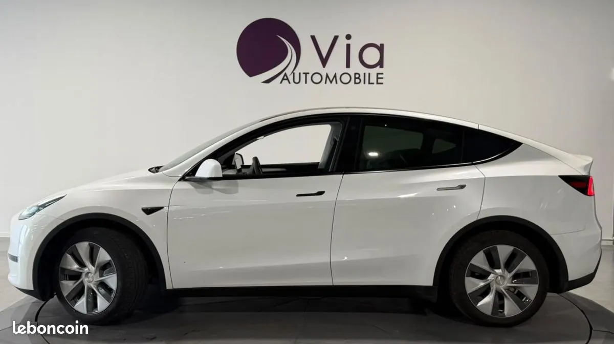 Tesla Model Y 2023 photo 2