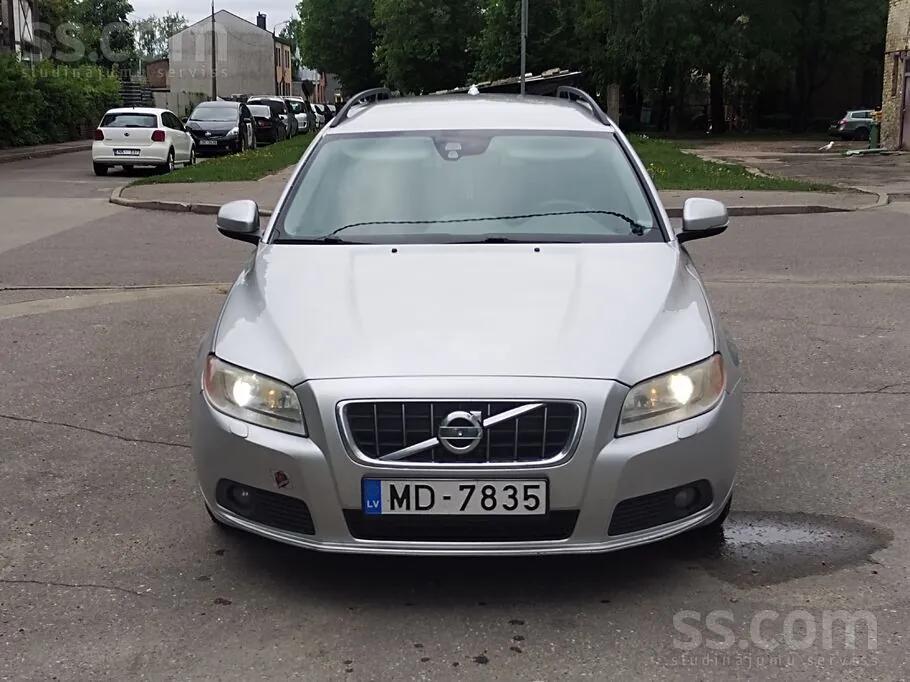Volvo V70 2012 photo 2
