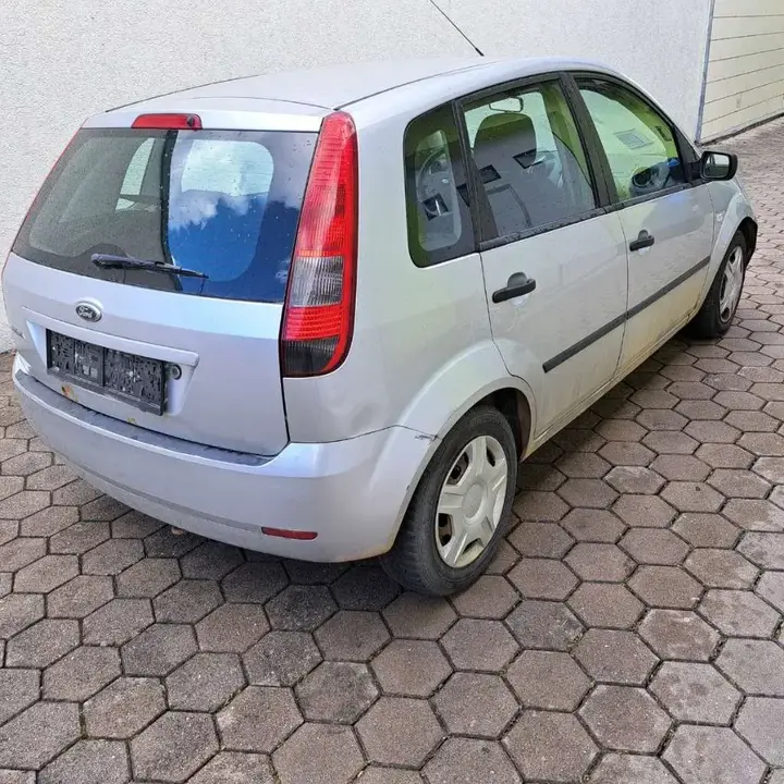 Ford Fiesta 2004 photo 2
